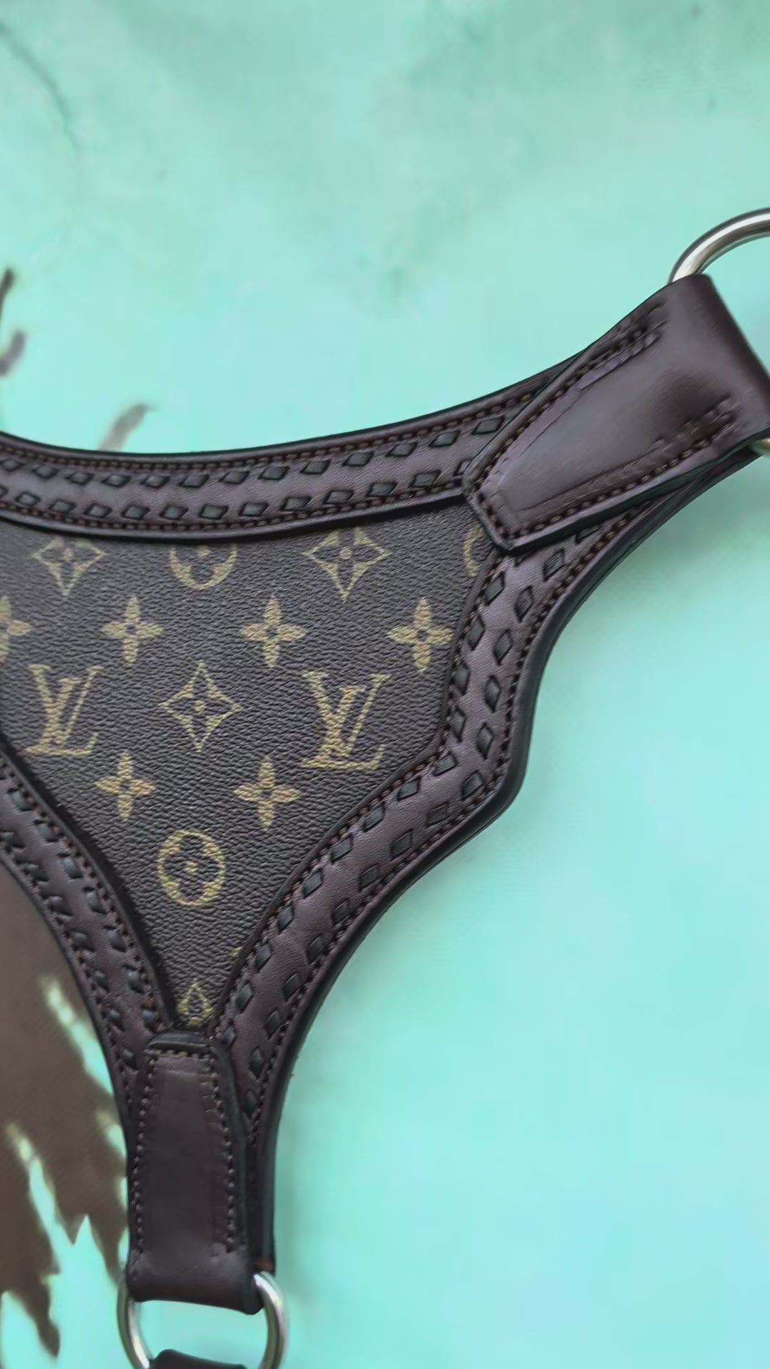 Twisted gladiator style breast collar with matching headstall. Cowhide print overlay and black buck stitch. Dark brown leather. Average horse size.
